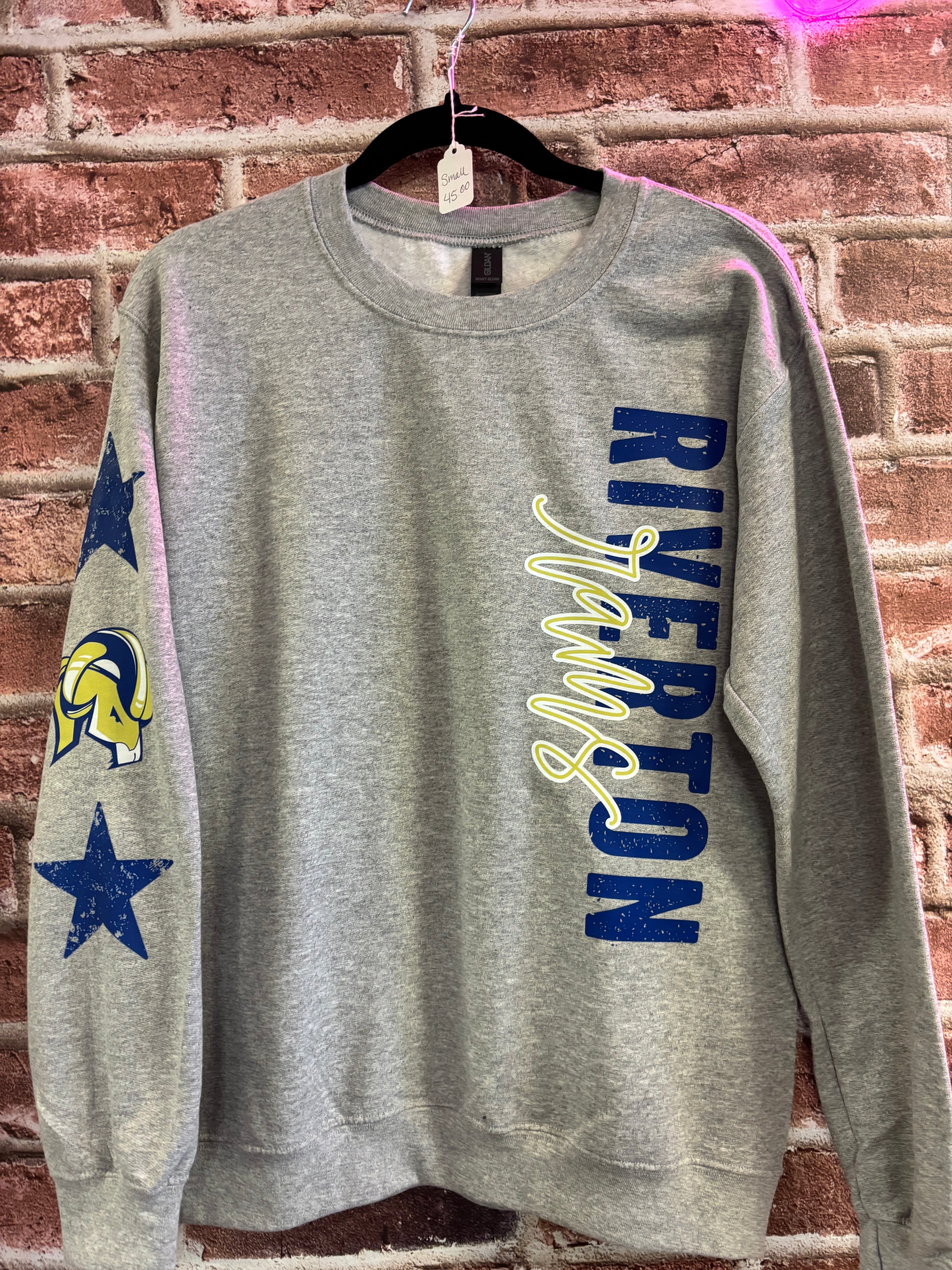 Riverton gear with star sleeve